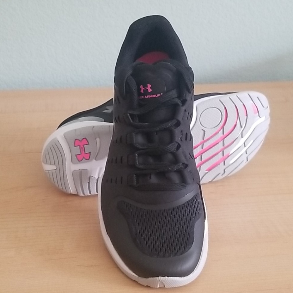 Under Armour Women Charged Stunner Sneakers
